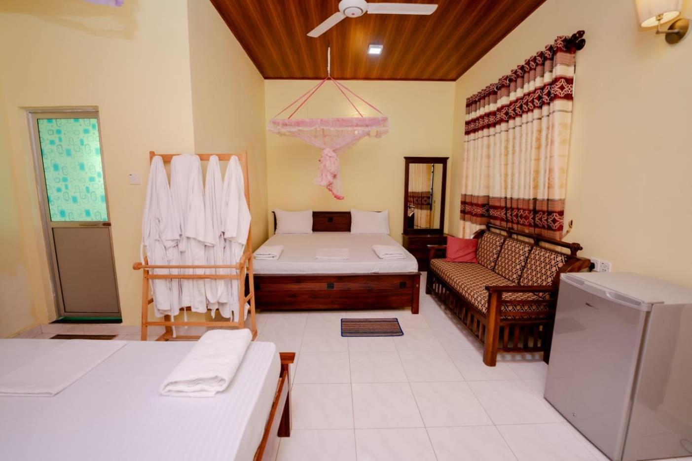 Suwani Pinnawala Homestay Zewnętrze zdjęcie